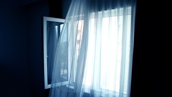 Dráma v Karlovej Vsi: Žena sa snažila vyskočiť z deviateho poschodia, druhá ju držala z posledných síl za ruku