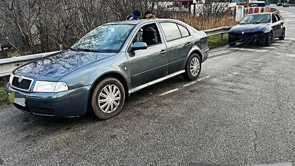 Neverili vlastným očiam: Policajti sa nestačili čudovať, keď sa rozhodli skontrolovať dve ťahajúce sa autá