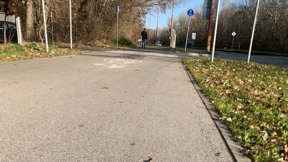 Pukliny na Kutlíkovej: Opravený chodník riešia už vyše roka