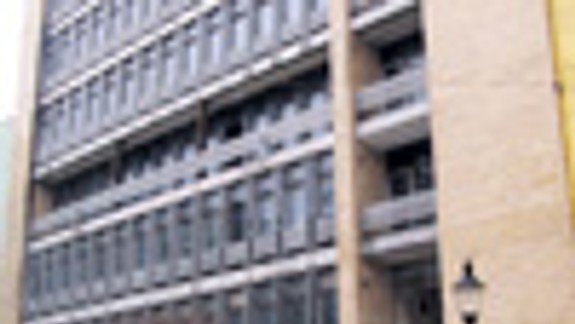 Zanedbaný dom na Laurinskej ulici pustne