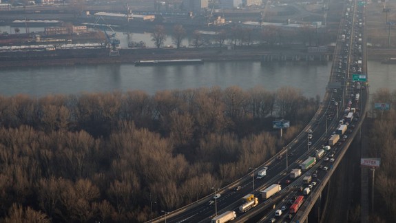 Polícia dozerá na odklon kamiónov z Prístavného mosta na obchvat