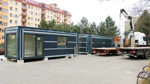 Budúca kaviareň i toalety sú už na mieste: Do Parku Pekníkova priviezli očakávané kontajnery