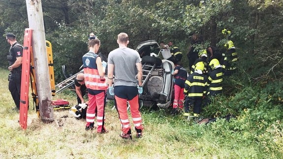 Nehoda mestských policajtov v Bratislave: Vyleteli z cesty a prevrátili sa