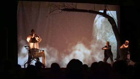 Novomestské divadlo odpremiérovalo druhé autorské predstavenie. In Periculo Gens si v dvoch termínoch prišli pozrieť tri stovky divákov