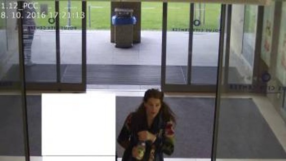 Nepoznáte ju? Polícia pátra po tejto žene