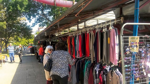 Zúfalé Petržalčanky: Prečo sa musí skončiť predaj oblečenia na našom trhovisku?