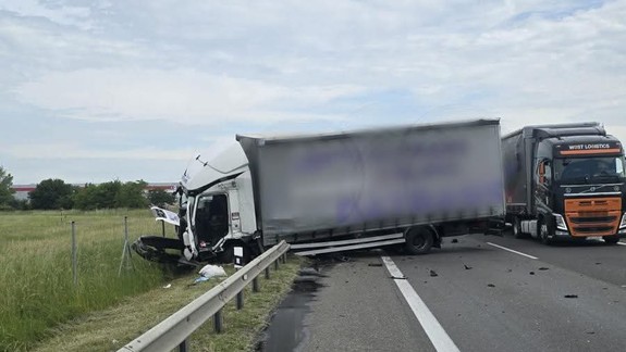 Nehoda na D2: Kamión narazil do zvodidiel