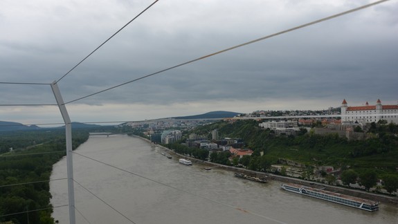 Dievča, ktoré vypadlo z vyhliadky na Moste SNP, zostáva naďalej v nemocnici