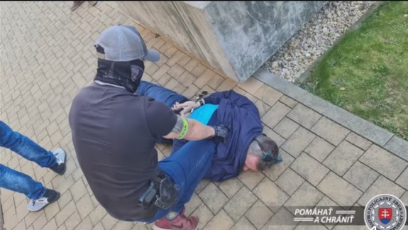 Na Mliekarenskej zadržali drogového dílera, skončil v cele