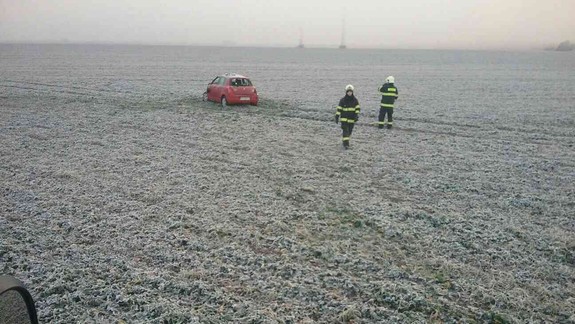 Nehoda medzi Stupavou a Devínskou Novou Vsou: Osobné auto vyletelo do poľa
