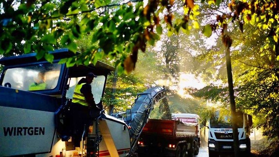 FOTO a VIDEO: Pekná cesta sa dnes ráno začala opravovať - mali by ju dokončiť za 24 hodín!