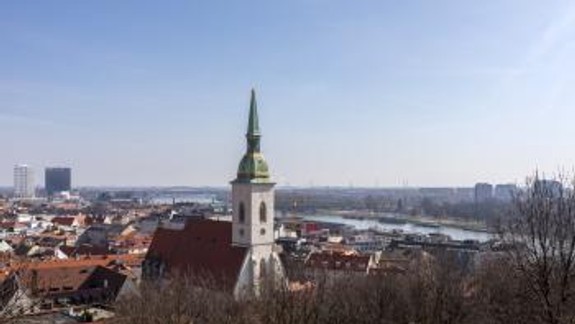 Pod Dómom svätého Martina sa nachádza cintorín. Kto je tam pochovaný?