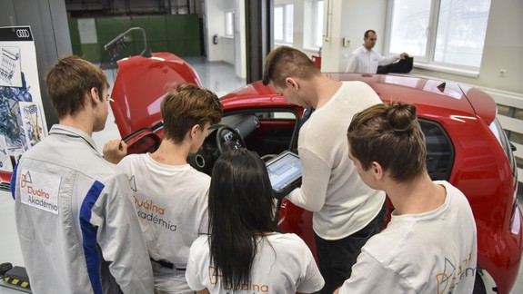 Duálna akadémia v Bratislave sa rozšírila o tréningovú halu pre autotronikov