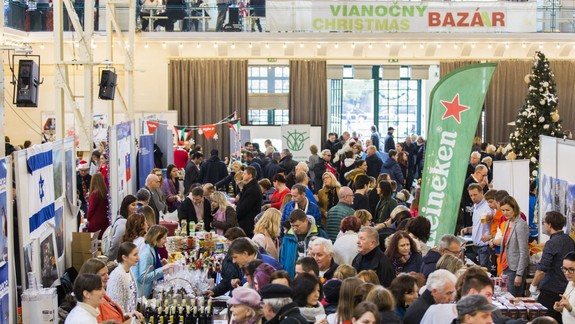 FOTO: Na Vianočnom charitatívnom bazáre predstavili krajiny tradičné výrobky a jedlá