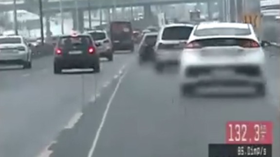 VIDEO: Cestný pirát s dieťaťom na palube myšičkoval a po obchvate si to šinul rýchlosťou 160 km/h