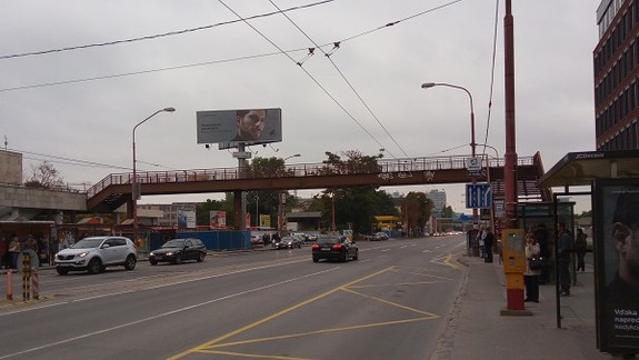 Mlynské nivy čaká uzávera. Demontujú lávku pri autobusovej stanici