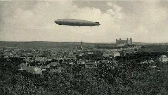 FOTO a VIDEO: Prvá vzducholoď nad Bratislavou vyvolala pred 87 rokmi obrovský ošiaľ medzi jej obyvateľmi