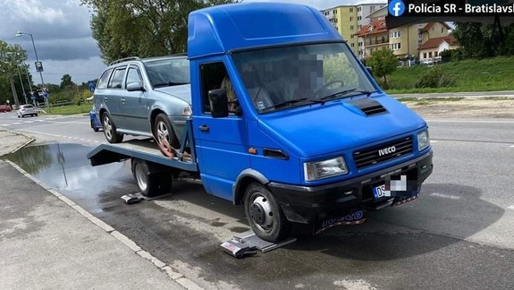Policajti zastavili Iveco, naložené auto muselo zložiť dolu. Viete prečo?