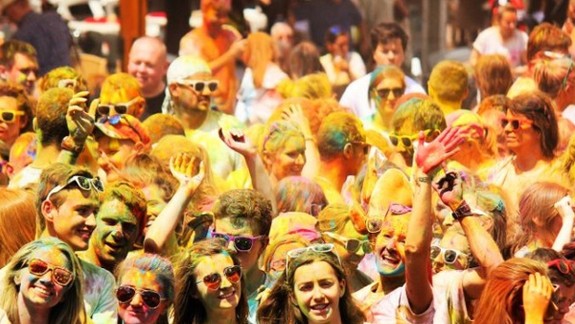 Mesiac plný farieb, svetla, hudby, tanca