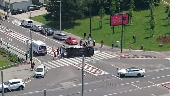 Nehoda v Dúbravke : Sanitka sa po zrážke s osobným autom prevrátila