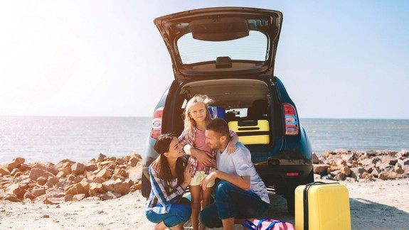 Cestujete autom na dovolenku? Tieto kroky si radšej poistite!