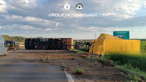 Diaľnicu D2 za Lozornom v smere do Bratislavy zablokoval prevrátený kamión