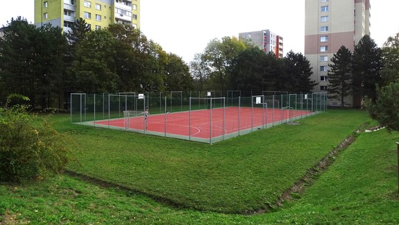 Športujúca verejnosť aj školáci v Karlovej Vsi sa dočkajú novej bežeckej dráhy