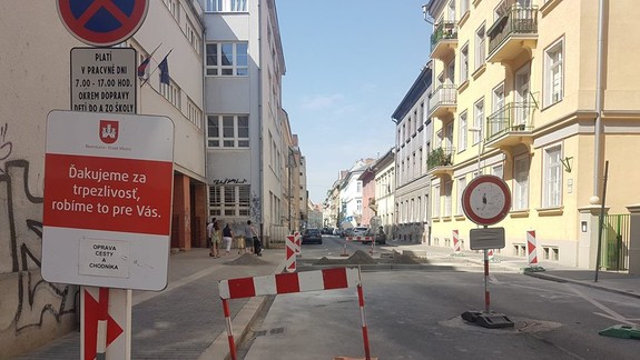 Na Grösslingovej budujú nový spomaľovač, parkovanie je obmedzené