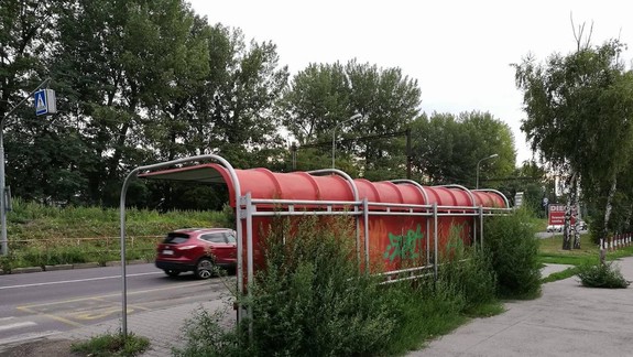 Zastávku MHD na ul. Dr. V. Clementisa „oholili“ od buriny