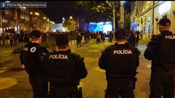 Výročie 17. novembra: Na verejných zhromaždeniach zadržali dvoch ľudí, inak prebehli hladko