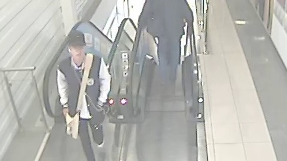 Neuveriteľná zákernosť:  Neznámy muž sotil pod trolejbus 13-ročného chlapca