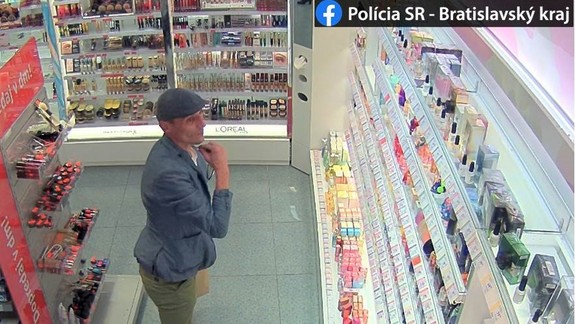 FOTO: Netušíte, kto je tento muž? Podľa polície odišiel z drogérie s tovarom bez zaplatenia!