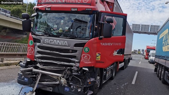 Nehoda: Za tunelom Sitina sa zrazili tri kamióny
