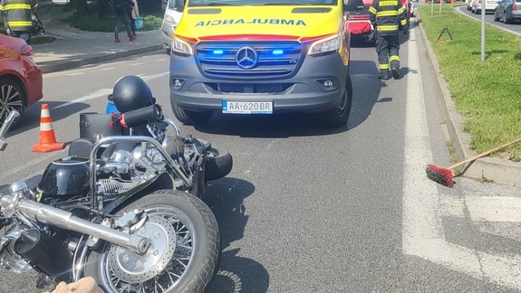 Vážna nehoda na Košickej: Osobné auto narazilo do motorkára so spolujazdkyňou