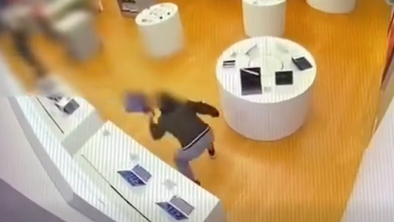 VIDEO Agresívny muž päsťami udieral do vystaveného notebooku: Následne ho hodil o zem