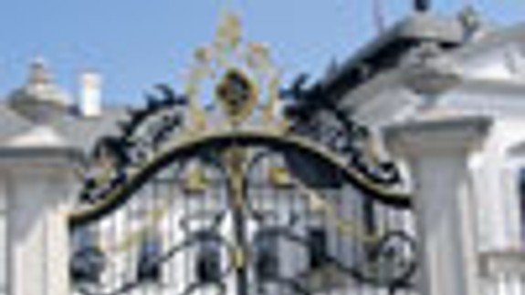 Palác zdobia monogramy vlastníkov