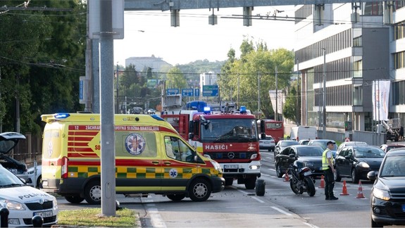 Na Lamačskej sa ráno zrazila motorka s osobným autom