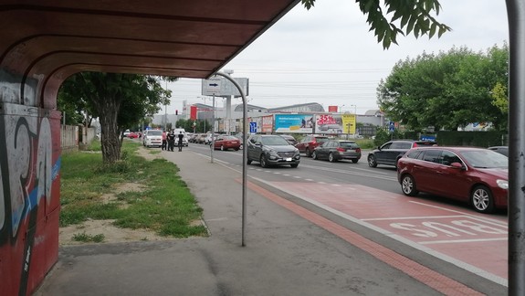 Dráma na Ivanskej ceste: Mladý muž na zastávke MHD bojoval o život, ratovali ho policajti