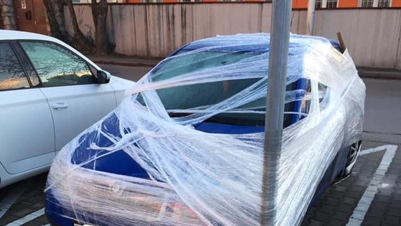 FOTO: Najnovší hit ulice - osobné autá zabalené do fólie – ide o žart či pomstu?
