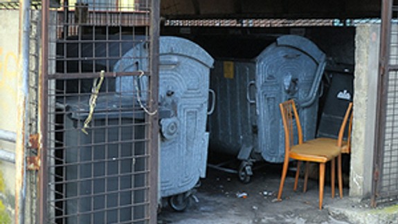 Trpia zápach kontajnerov susedov, samospráva v tom problém nevidí