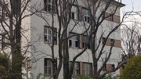 FOTO a VIDEO: Chátrajúca budova a plot ohrozujú životy!