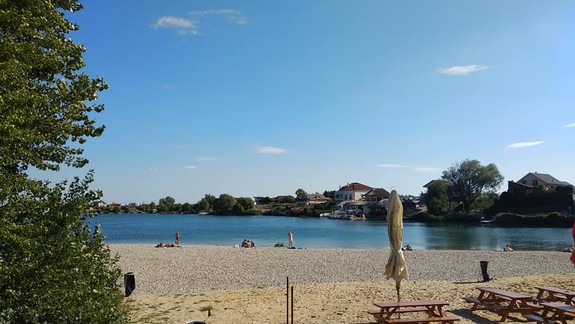 FOTO a VIDEO: Na Veľkonočnú nedeľu slnko ľudí povyzliekalo do plaviek alebo vylákalo k vode...