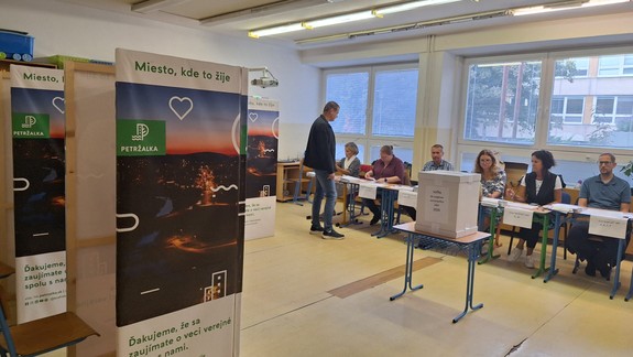 Doplňujúce voľby starostu Petržalky sú zatiaľ pokojné, odvoliť prišiel aj 101-ročný pán Lampert