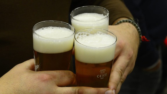 Polícia obvinila muža: V podniku hádzal pivové poháre