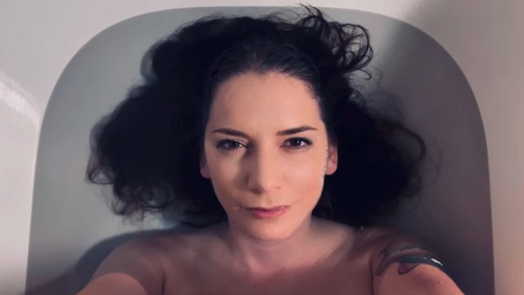 VIDEO: Dorota Nvotová vydáva nový singel Viem. Videoklip k nemu si nakrútila sama vo vani