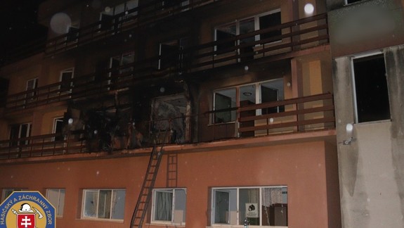 V Pezinku horela opustená budova hotela, škodu rátajú v státisícoch eur