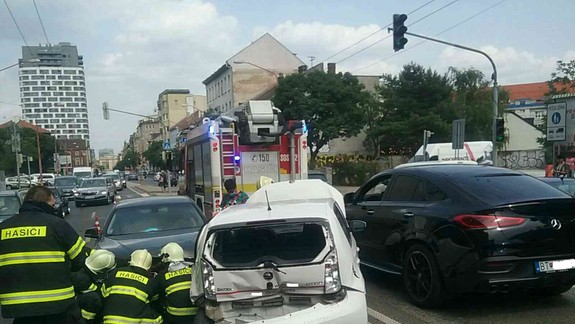 Na križovatke Šancova - Jelenia sa zrazili tri autá