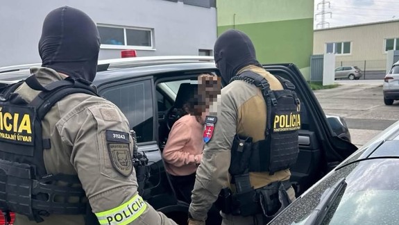 Bratislavskí policajti odovzdali Česku ženu, ktorá sa pravdepodobne zapojila do útoku v Pardubiciach