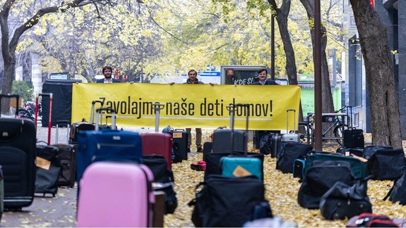 VIDEO: Poštovú ulicu blokovalo vyše 100 kufrov a traja muži so žltým transparentom...