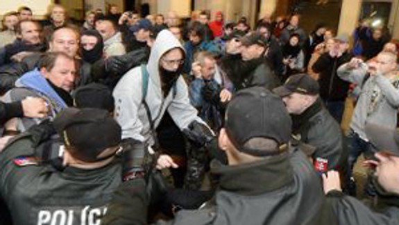 Polícia zadržala 12 účastníkov piatkovej demonštrácie